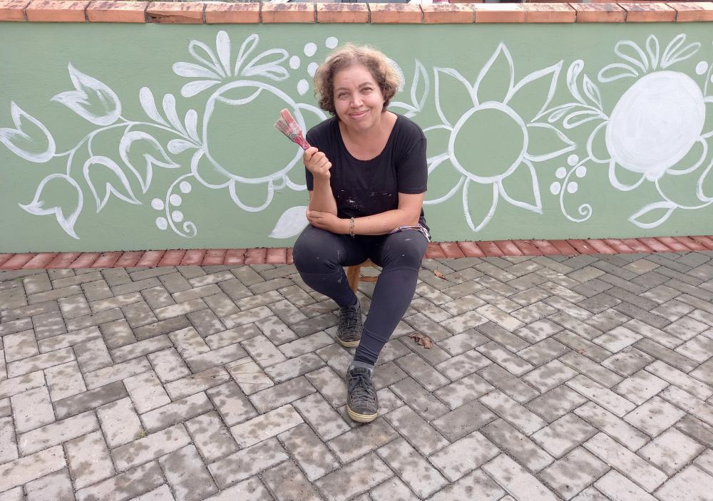Sandra R. C. Bugmann, iniciando a pintura do muro em Bauernmalerei na Vila Itoupava Foto: Maurilio C. Bugmann