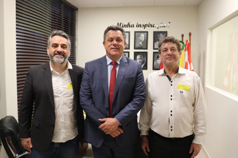 Vereadores Carlos Wagner ( Alemão da Alumetal ) e Gilson de Souza estiveram reunidos com o deputado estadual Ivan Naatz , na Alesc (Divulgação)