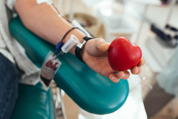 A doação de sangue é um ato voluntário que pode ajudar pessoas que necessitam de transfusão. (Foto: Divulgação)
