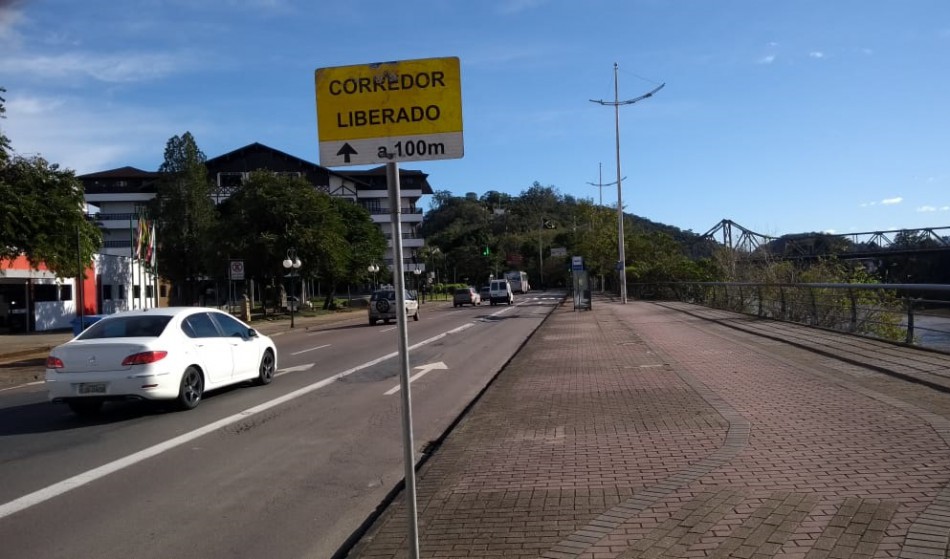 A medida visa dar mais fluidez ao trânsito na região central de Blumenau (Foto: GMT) 