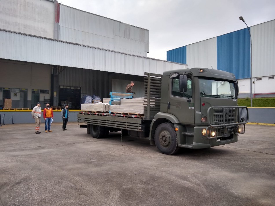 Blumenau entrega telhas para famílias atingidas por temporal