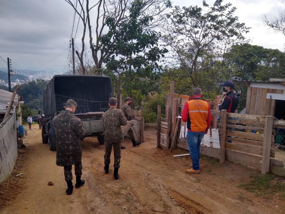 Blumenau entrega telhas para famílias atingidas por temporal