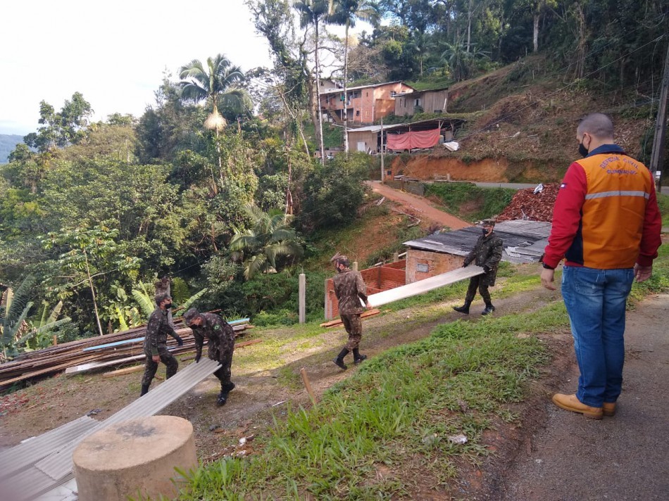 Blumenau entrega telhas para famílias atingidas por temporal