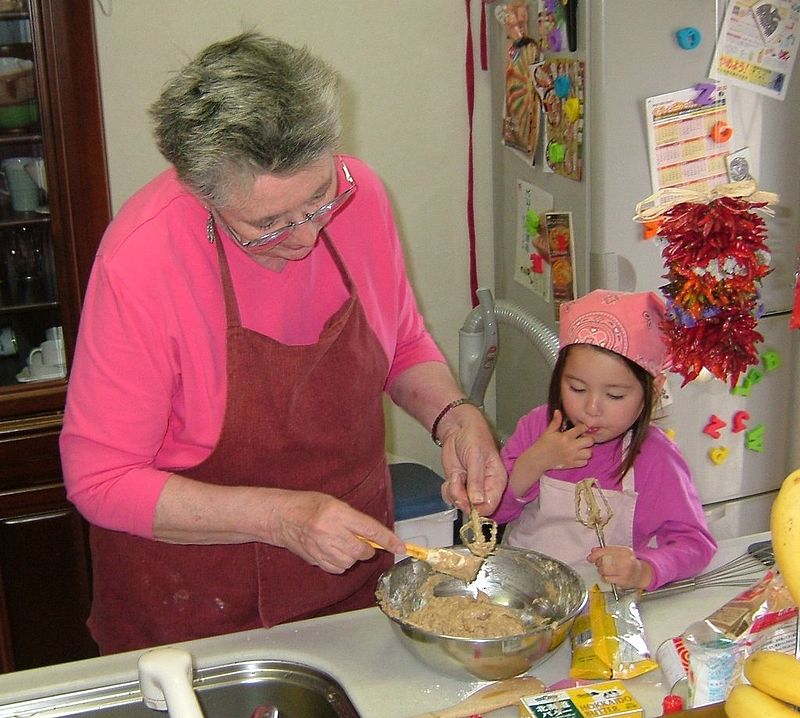 Uma avó e sua neta preparando biscoitos. (Foto: Divulgação)