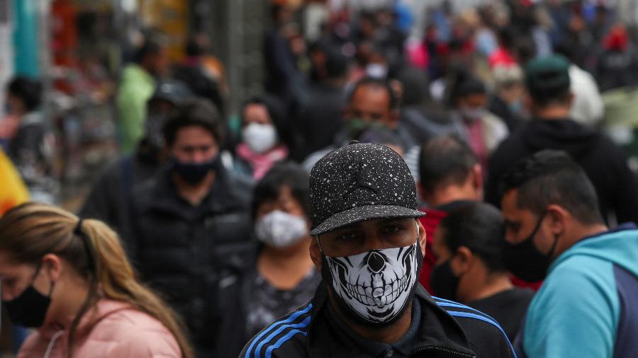 Pessoas circulam por rua de comércio popular em São Paulo (Foto: Amanda Perobelli)