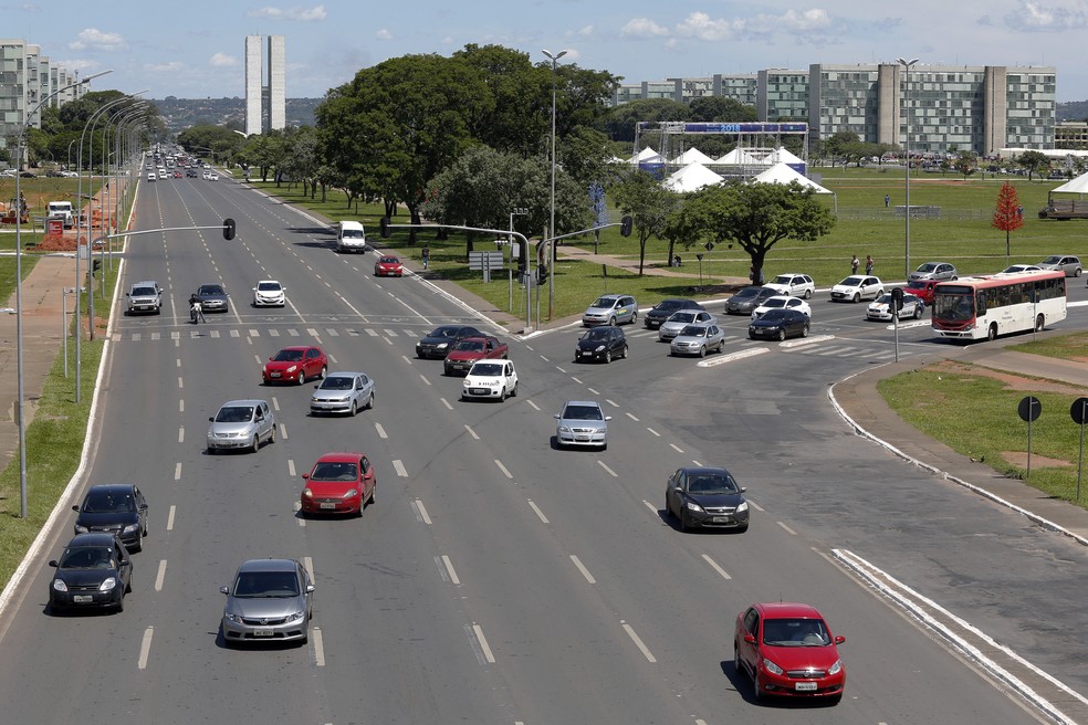 Carros na Esplanada dos Ministérios, em Brasília — Foto: Dênio Simões/Agência Brasília