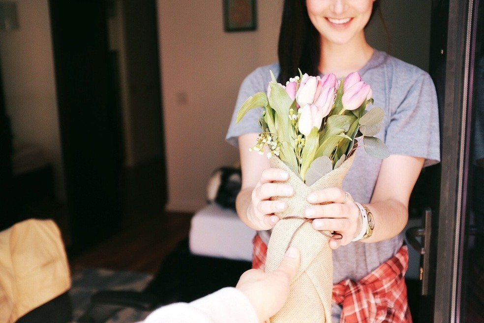 Mulher recebe buquê de flores — Foto: Pixabay