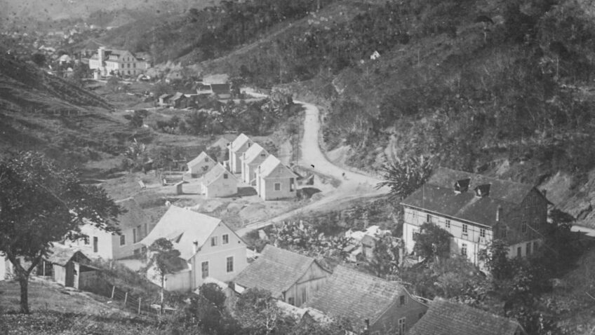 Em 1957, a Indústria Têxtil Cia. Hering doa para a Fundação Hermann Hering parte dos bens da sua Vila Operária