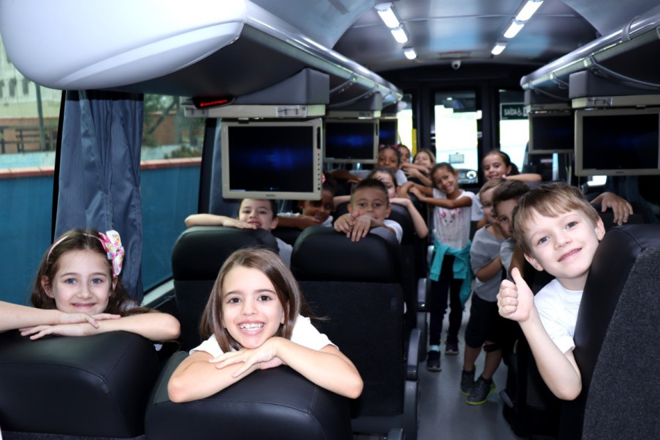 Ônibus-cinema reúne grupo de alunos de escolas públicas para trabalhar a prevenção