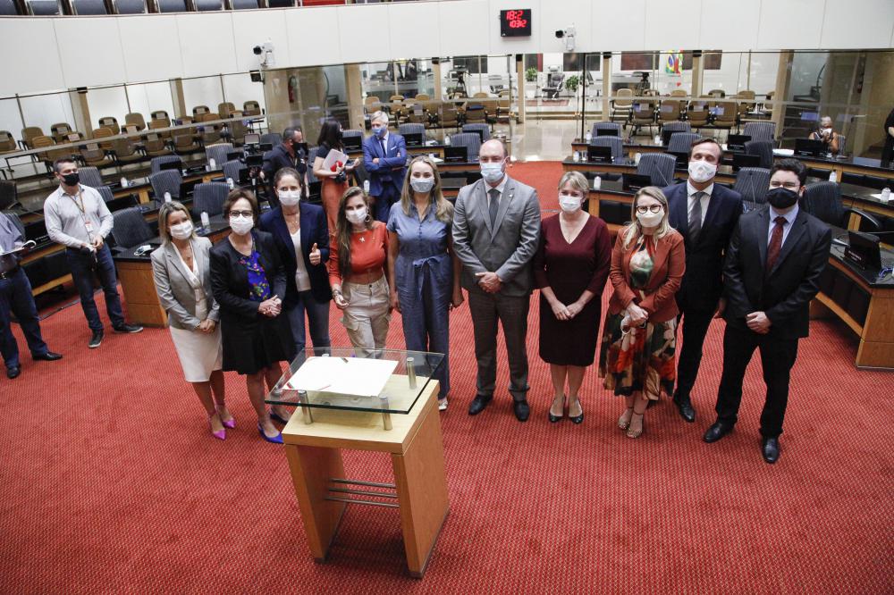 Parlamentares e parceiros do Observatório Estadual da Violência Contra a Mulher (FOTO: Daniel Conzi/Agencia AL)