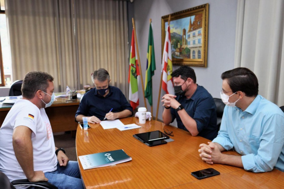 Prefeitura recebe doação de equipamentos fotovoltaicos da Energie Agentur Blumenau